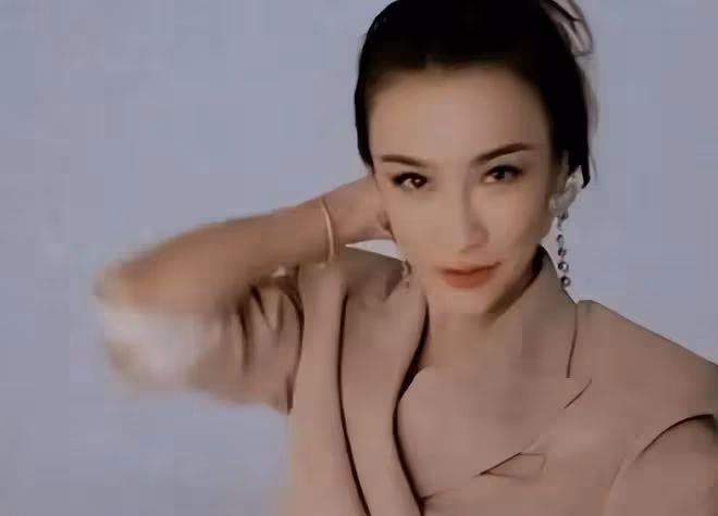 李玟二姐開始出圈：模仿李玟的經典動作，做李玟生前最愛的造型