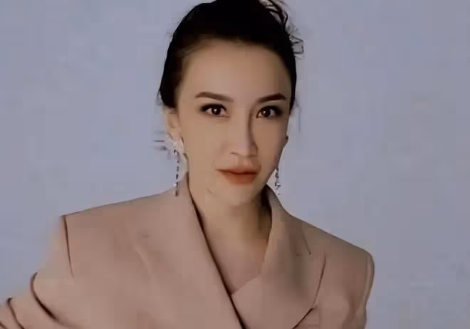 李玟二姐開始出圈：模仿李玟的經典動作，做李玟生前最愛的造型