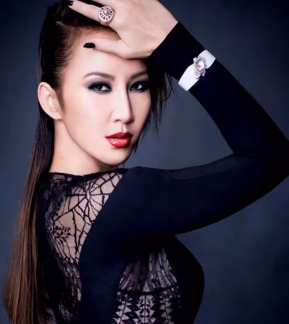 李玟二姐開始出圈：模仿李玟的經典動作，做李玟生前最愛的造型