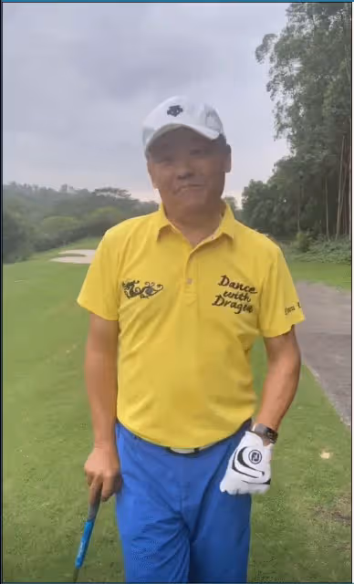 56歲周立波近況不敢認,穿萬元行頭打高爾夫,搖頭晃腦精神狀態差