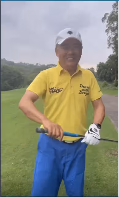 56歲周立波近況不敢認,穿萬元行頭打高爾夫,搖頭晃腦精神狀態差