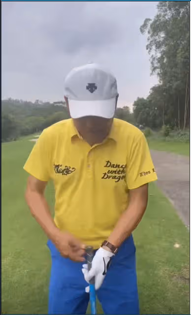 56歲周立波近況不敢認,穿萬元行頭打高爾夫,搖頭晃腦精神狀態差