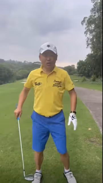 56歲周立波近況不敢認,穿萬元行頭打高爾夫,搖頭晃腦精神狀態差