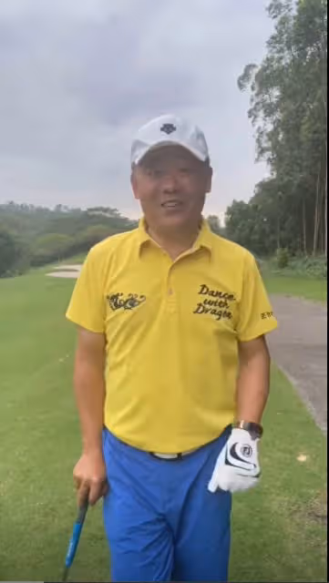 56歲周立波近況不敢認,穿萬元行頭打高爾夫,搖頭晃腦精神狀態差