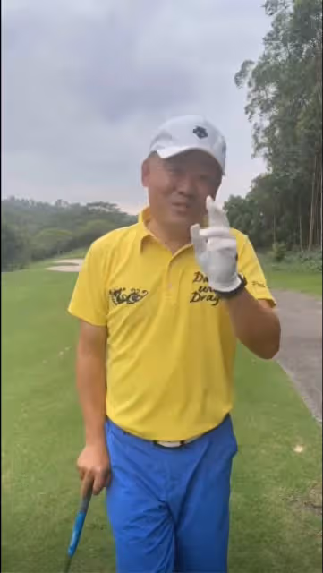 56歲周立波近況不敢認,穿萬元行頭打高爾夫,搖頭晃腦精神狀態差