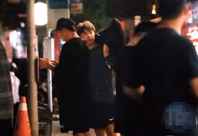 44歲歐弟深夜買醉,蹲路邊抱柱子顯悽慘,前妻剛被拍與小鮮肉曖昧