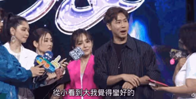 44歲歐弟深夜買醉,蹲路邊抱柱子顯悽慘,前妻剛被拍與小鮮肉曖昧