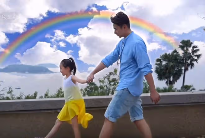 44歲歐弟深夜買醉,蹲路邊抱柱子顯悽慘,前妻剛被拍與小鮮肉曖昧