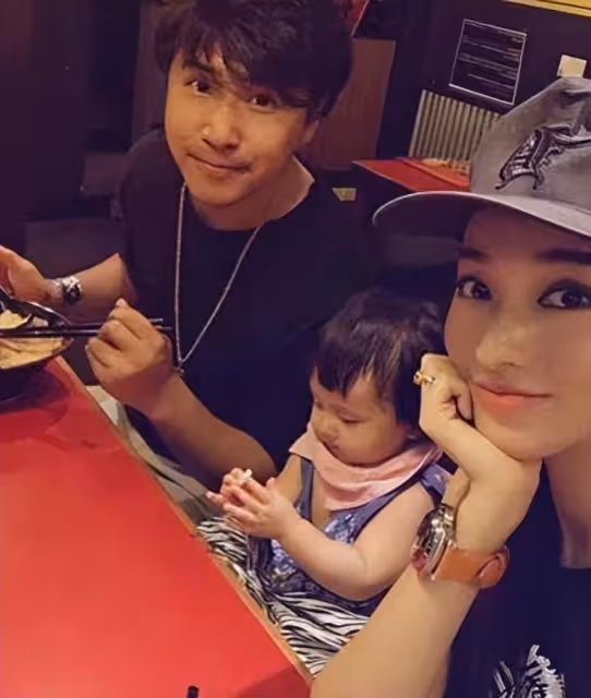 44歲歐弟深夜買醉,蹲路邊抱柱子顯悽慘,前妻剛被拍與小鮮肉曖昧