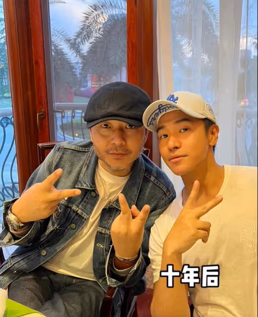44歲歐弟深夜買醉,蹲路邊抱柱子顯悽慘,前妻剛被拍與小鮮肉曖昧
