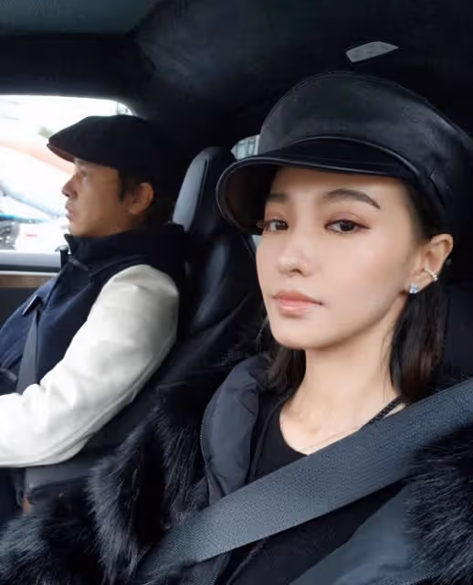 44歲歐弟深夜買醉,蹲路邊抱柱子顯悽慘,前妻剛被拍與小鮮肉曖昧