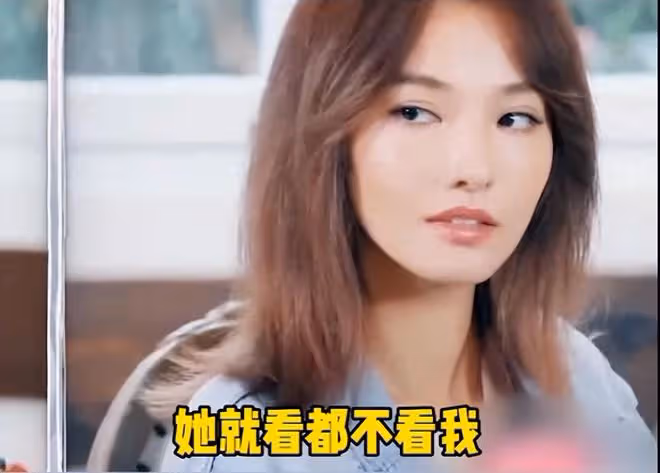 44歲歐弟深夜買醉,蹲路邊抱柱子顯悽慘,前妻剛被拍與小鮮肉曖昧