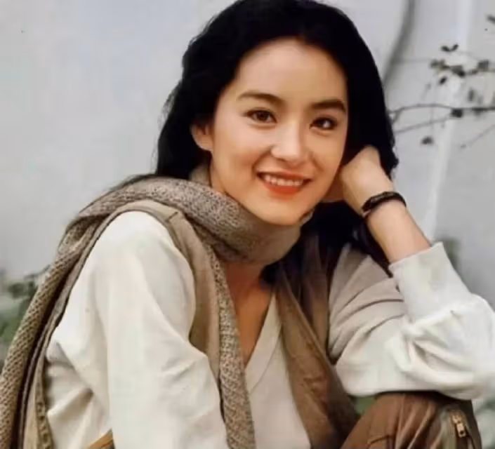 68歲林青霞現身松垮下垂像農村老婦人,跟69歲趙雅芝確實沒法比