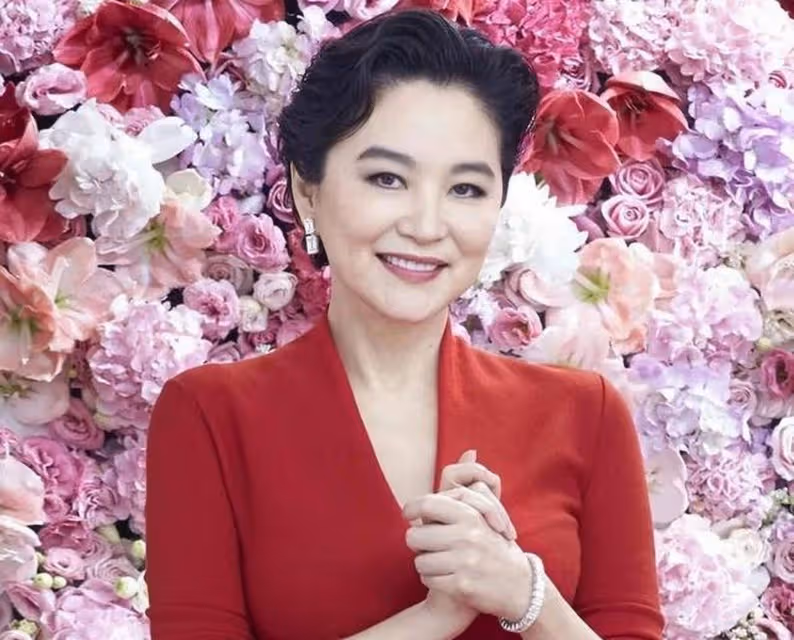 68歲林青霞現身松垮下垂像農村老婦人,跟69歲趙雅芝確實沒法比