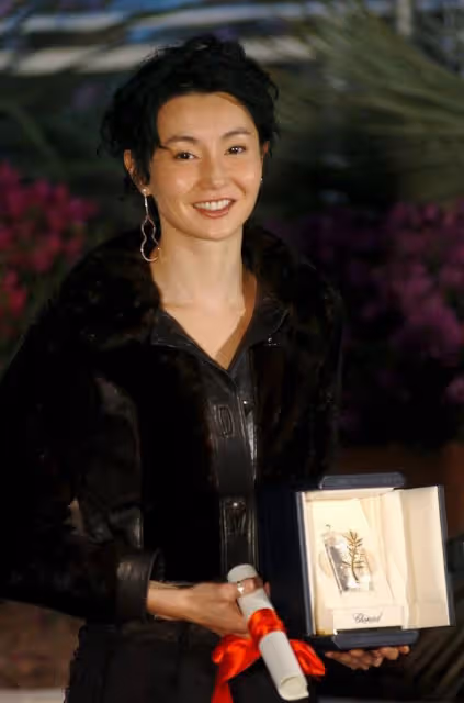 58歲張曼玉現身巴黎,戴小灰帽很時尚,素顏臉上有斑顏值很高