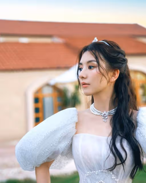 方媛和郭富城疑似補拍婚紗照:方媛頭戴鑽石皇冠穿白裙像公主