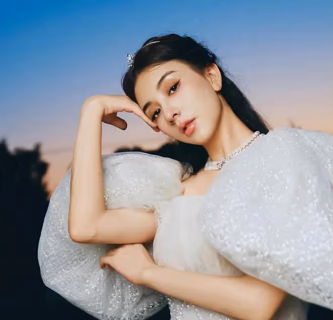 方媛和郭富城疑似補拍婚紗照:方媛頭戴鑽石皇冠穿白裙像公主