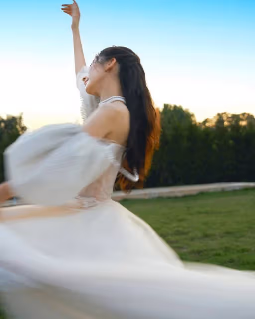 方媛和郭富城疑似補拍婚紗照:方媛頭戴鑽石皇冠穿白裙像公主