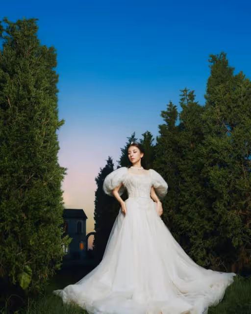 方媛和郭富城疑似補拍婚紗照:方媛頭戴鑽石皇冠穿白裙像公主
