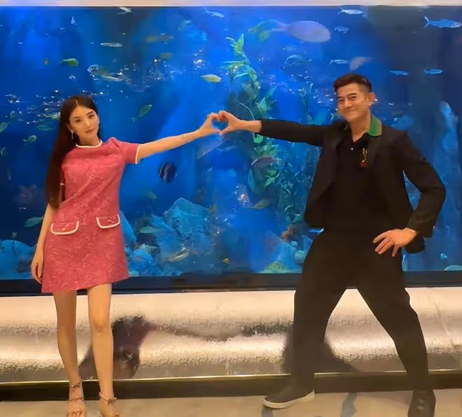 方媛和郭富城疑似補拍婚紗照:方媛頭戴鑽石皇冠穿白裙像公主