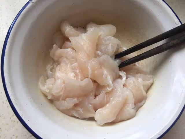 這魚最適合老人和孩子吃,鮮嫩無刺,老媽都吃上癮了,咋吃都不夠!