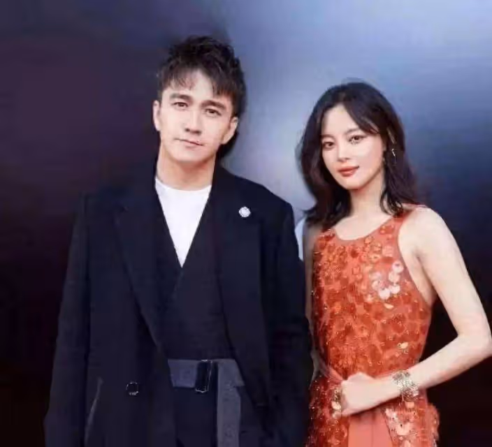 翟天臨攜女友聚餐，辛芷蕾眉頭緊鎖悶悶不樂，同居五年仍未結婚