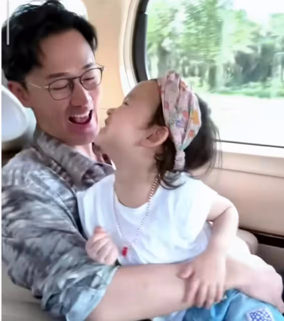 張馨月帶女兒探班老公,林峯吻老婆抱愛女,小Luna無碼正臉像爸爸
