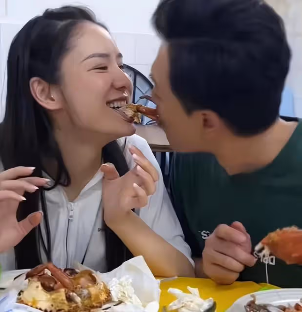 張馨月帶女兒探班老公，林峯吻老婆抱愛女，小Luna無碼正臉像爸爸