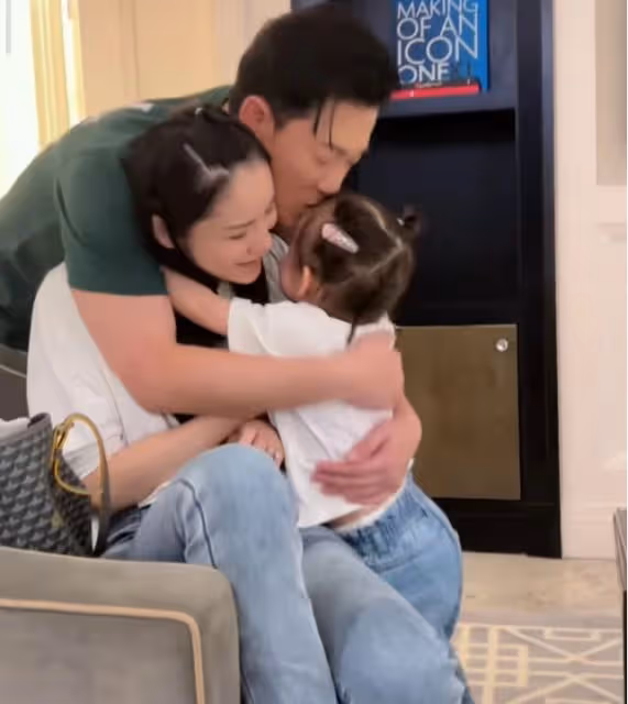 張馨月帶女兒探班老公，林峯吻老婆抱愛女，小Luna無碼正臉像爸爸