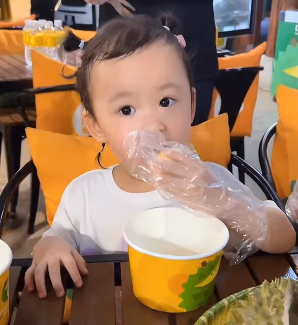 張馨月帶女兒探班老公，林峯吻老婆抱愛女，小Luna無碼正臉像爸爸