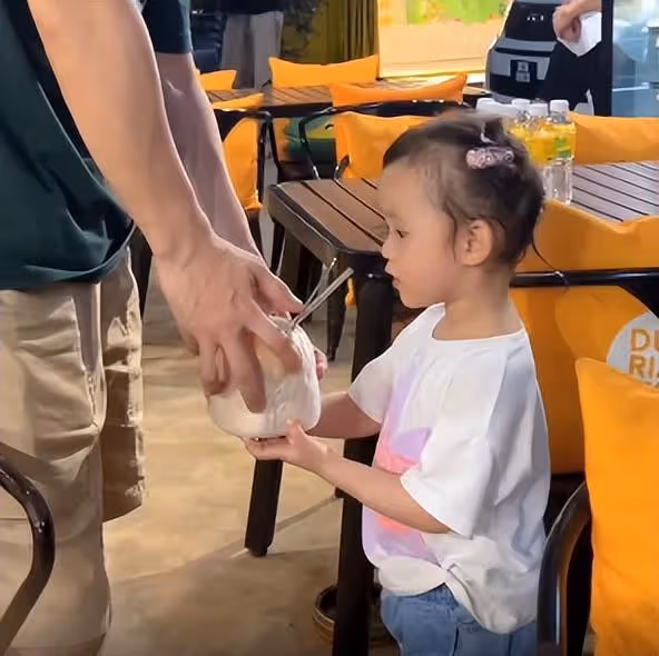 張馨月帶女兒探班老公，林峯吻老婆抱愛女，小Luna無碼正臉像爸爸