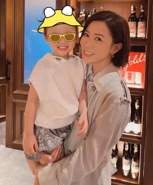 張馨月帶女兒探班老公，林峯吻老婆抱愛女，小Luna無碼正臉像爸爸