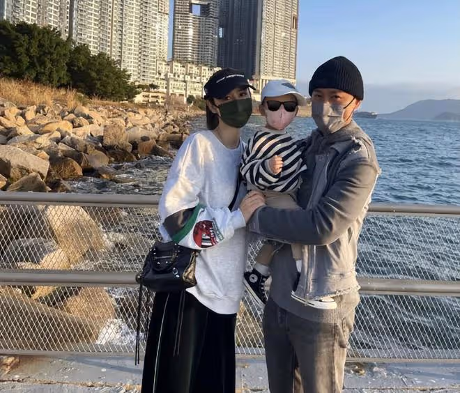 張馨月帶女兒探班老公，林峯吻老婆抱愛女，小Luna無碼正臉像爸爸