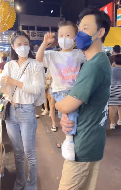 林峯陪妻女游馬來西亞,女兒正面照首曝光,47歲歌手阿牛久違現身