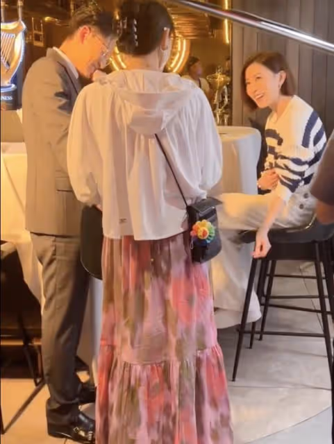 林峯陪妻女游馬來西亞，女兒正面照首曝光，47歲歌手阿牛久違現身
