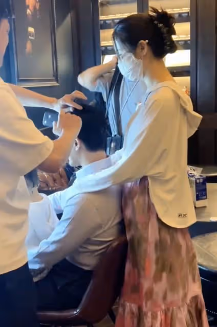 林峯陪妻女游馬來西亞，女兒正面照首曝光，47歲歌手阿牛久違現身