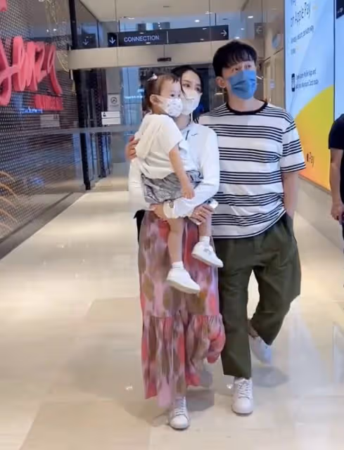 林峯陪妻女游馬來西亞，女兒正面照首曝光，47歲歌手阿牛久違現身