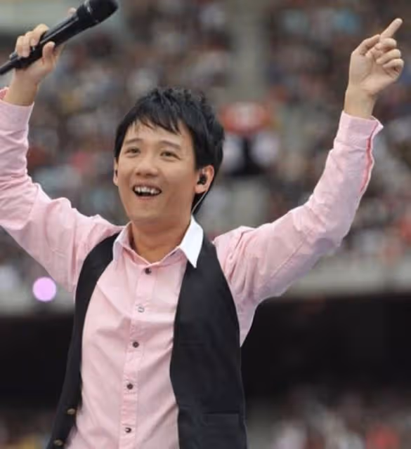 林峯陪妻女游馬來西亞，女兒正面照首曝光，47歲歌手阿牛久違現身