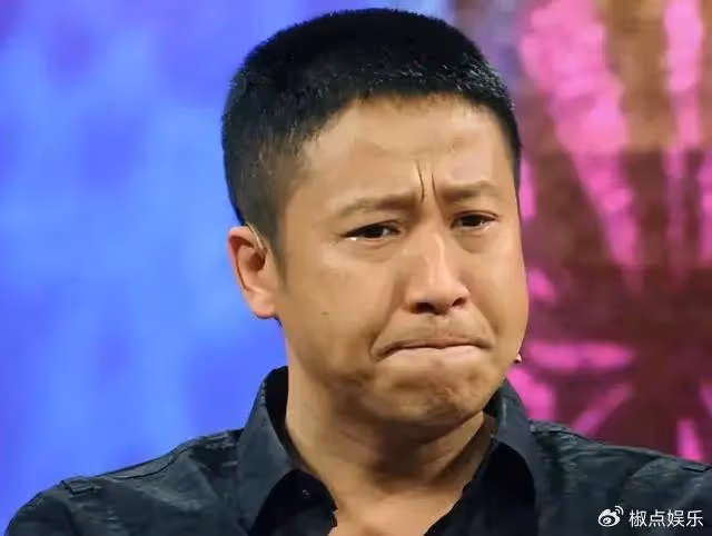 他是著名演員,被前妻嫌窮拋棄,40歲帶孩子娶女明星,如今超幸福