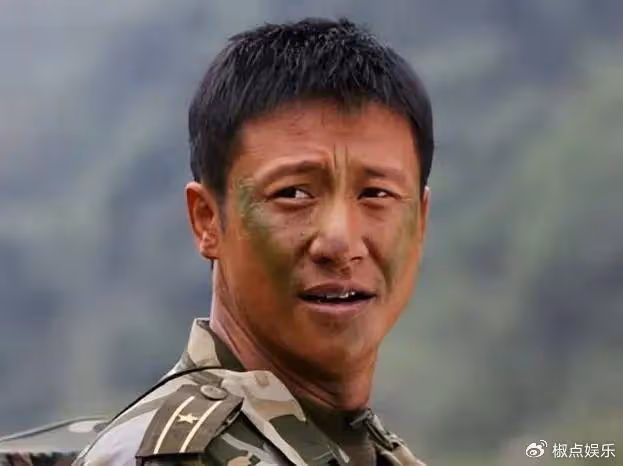 他是著名演員,被前妻嫌窮拋棄,40歲帶孩子娶女明星,如今超幸福