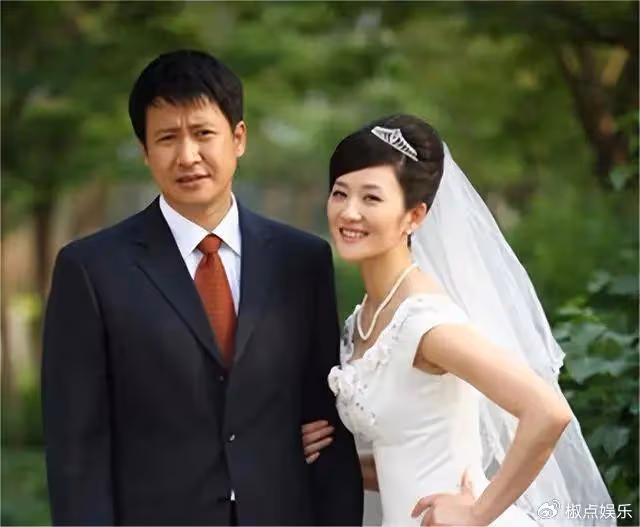 他是著名演員,被前妻嫌窮拋棄,40歲帶孩子娶女明星,如今超幸福