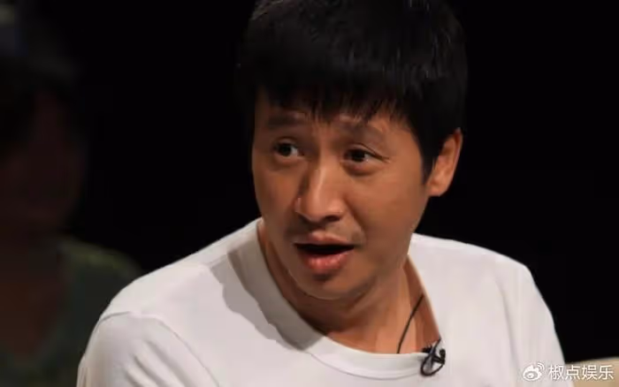 他是著名演員,被前妻嫌窮拋棄,40歲帶孩子娶女明星,如今超幸福