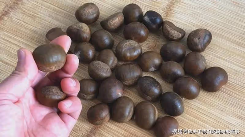 板栗殼不好剝?教你一招,多做2步,硬殼一摳就掉,好吃還不粘皮