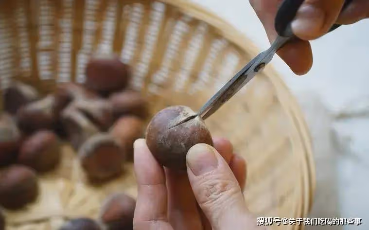 板栗殼不好剝?教你一招,多做2步,硬殼一摳就掉,好吃還不粘皮
