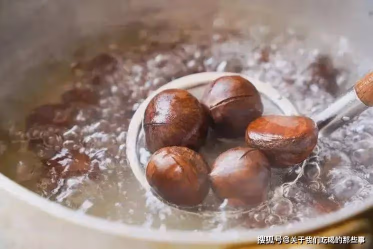 板栗殼不好剝?教你一招,多做2步,硬殼一摳就掉,好吃還不粘皮
