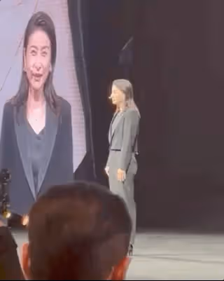 郭晶晶現身上海演講,緊張到雙手握拳,穿正裝與楊紫瓊同台比美