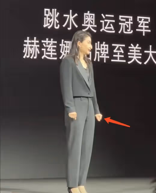 郭晶晶現身上海演講,緊張到雙手握拳,穿正裝與楊紫瓊同台比美