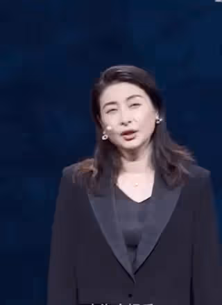郭晶晶現身上海演講,緊張到雙手握拳,穿正裝與楊紫瓊同台比美