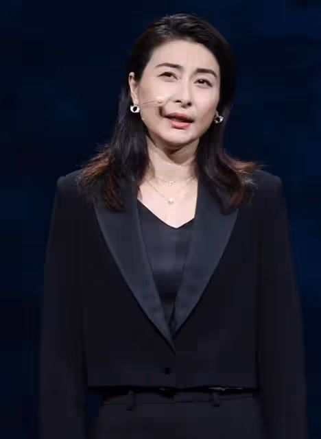 郭晶晶現身上海演講,緊張到雙手握拳,穿正裝與楊紫瓊同台比美