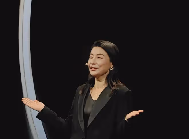 郭晶晶現身上海演講,緊張到雙手握拳,穿正裝與楊紫瓊同台比美